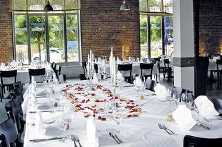 Mit roten Rosen eingedeckter Tisch bei einer Hochzeitsfeier