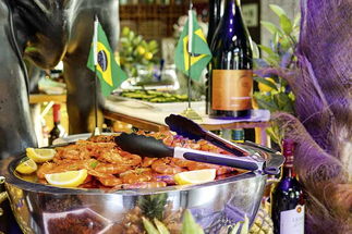 Chromglänzende Schal gefüllt mit gegarten Krabben