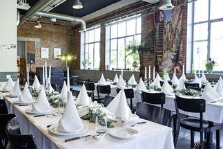 Hochzeitsfeier mit elegant dekorierten Tischen