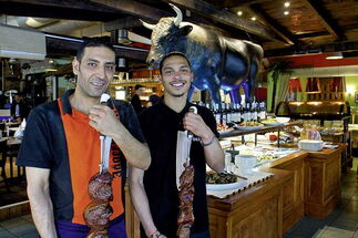 Zwei Cortadores mit Fleischspißen