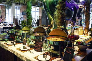 Weiteres Buffet mit Paella, Süßkartoffeln und mehr