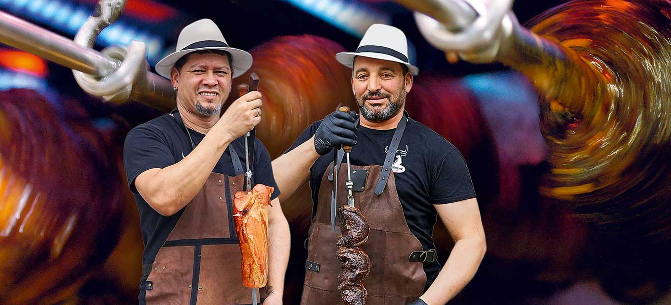 Zwei Servicemitarbeiter mit Rodizio-Spießen