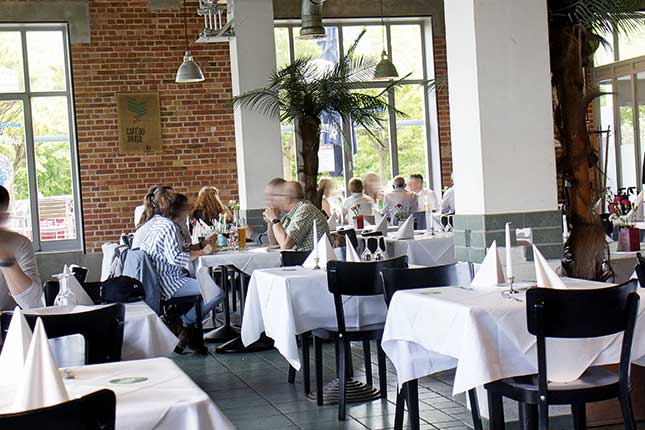 Blick auf einen Tisch mit Gästen bei einem angeregten Gespräch