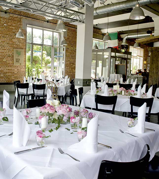 Mit Rosen geschmückte Tische anläßlich einer Hochzeitsfeier